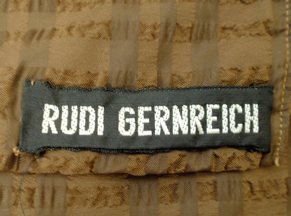 Rudi Gernreich Braunes Vintage-Seidenkleid mit Gürtel und Glasknöpfen, Rudi Gernreich im Zustand „Hervorragend“ im Angebot in Los Angeles, CA