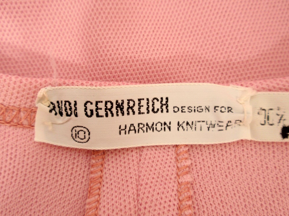 Rudi Gernreich ärmelloses rosa Strickkleid mit tiefem V-Ausschnitt und Krawatte (Pink) im Angebot