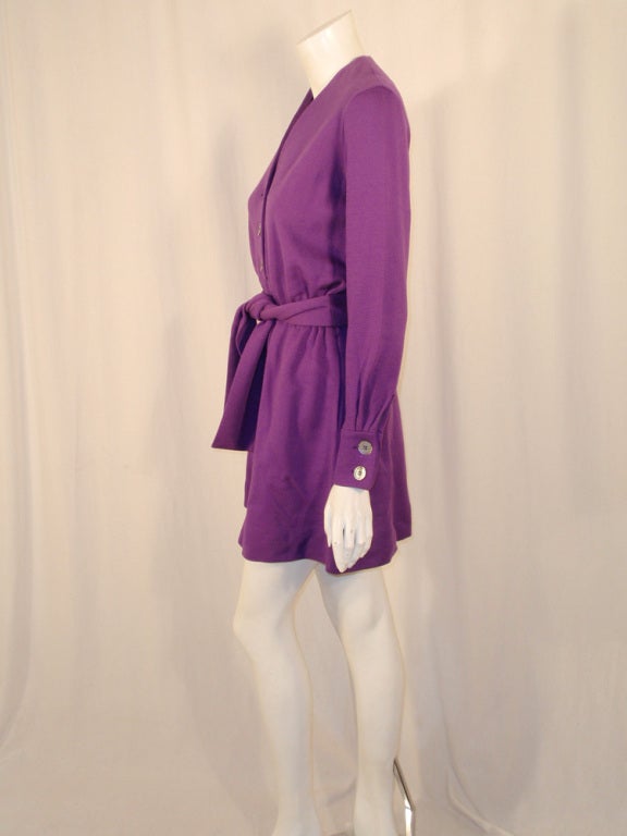 Marron Rudi Gernreich - Robe courte manteau en maille violette avec boutons et ceinture sur le devant en vente