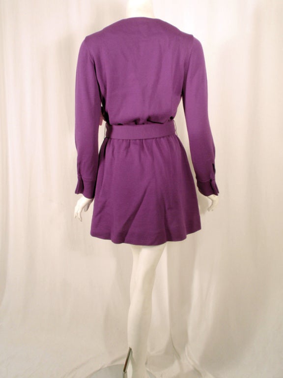 Rudi Gernreich - Robe courte manteau en maille violette avec boutons et ceinture sur le devant Excellent état - En vente à Los Angeles, CA