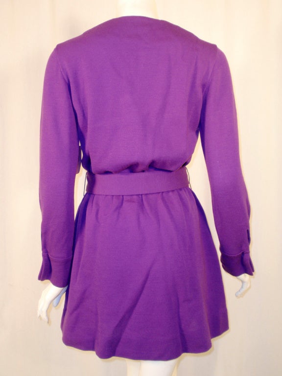 Rudi Gernreich - Robe courte manteau en maille violette avec boutons et ceinture sur le devant en vente 2