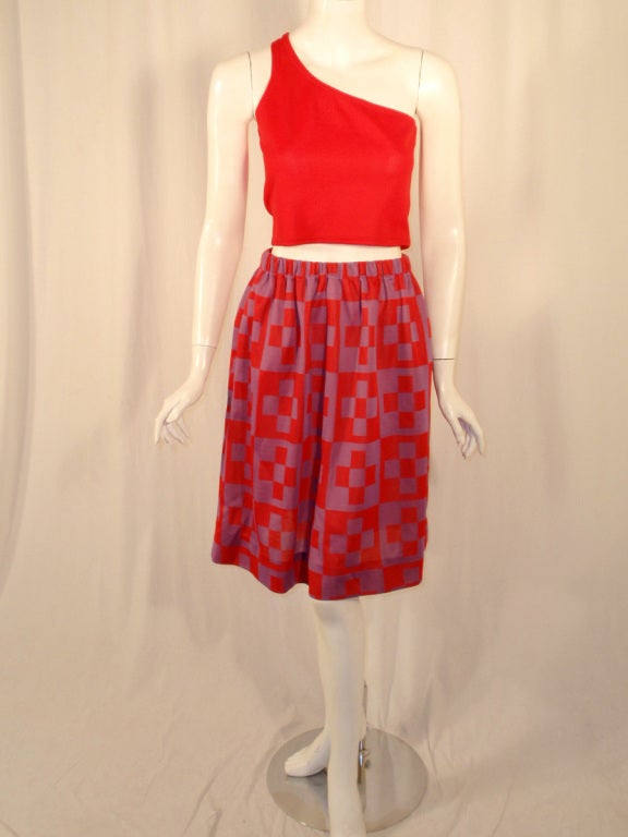 Please refer to measurements to ensure a perfect fit:

(1960's vintage) 

Top: 
Size 8
Bust: 32