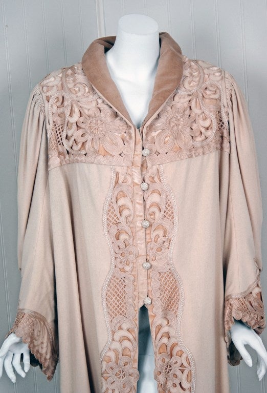 1910's Edwardian Couture Ivory-Creme Wool Cutwork Billow-Sleeve Jacket Coat In Excellent Condition In Beverly Hills, CA