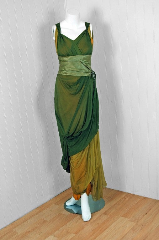 Die atemberaubende Farbkombination aus Salbeigrün und Goldgelb in diesem edwardianischen Seiden-Chiffon-Kleid aus dem Jahr 1910 hat eine frische Unschuld:: die ich unwiderstehlich finde. Das Mieder ist tief ausgeschnitten und wird von einem