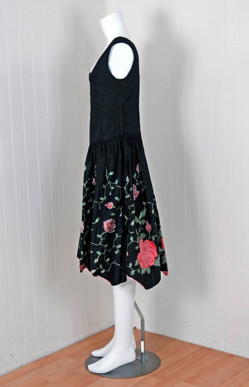1920's Elegant Embroidered Pink-Roses Floral Silk Applique Party Dress In Excellent Condition In Beverly Hills, CA
