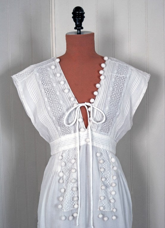 La casa de Chloé es lujosa, romántica y quintaesencialmente francesa. Este maravilloso vestido de verano es un ejemplo del estilo Chloé. Me encanta la combinación de elegante algodón blanco nítido y encaje con una coqueta silueta de tiro bajo: ¡los