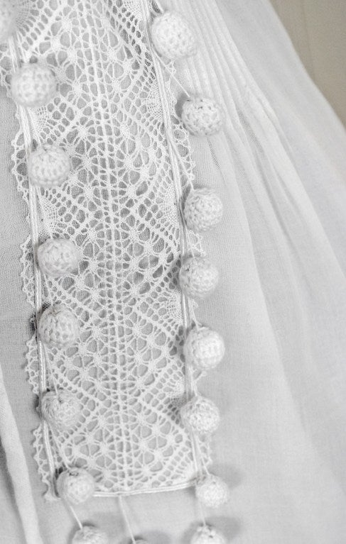 Vestido de sol de corte bajo en algodón y encaje blanco nítido de Chloe de los años 70 1