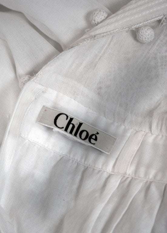 Vestido de sol de corte bajo en algodón y encaje blanco nítido de Chloe de los años 70 3