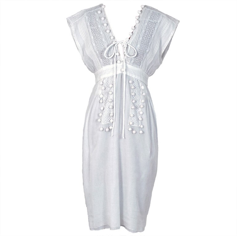 Vestido de sol de corte bajo en algodón y encaje blanco nítido de Chloe de los años 70
