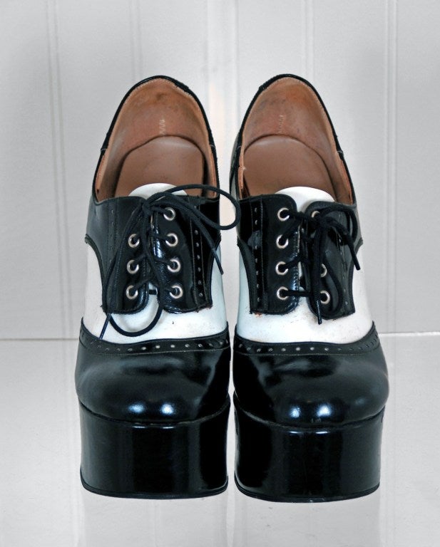 Donna Scarpe con punta ad alette in vernice e pelle degli anni '70 in bianco e nero