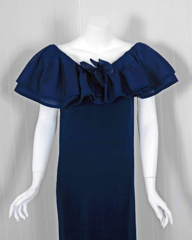 Noir Robe vintage Pierre Balmain Haute Couture en soie bleu marine plissée à col pétale, 1973 en vente