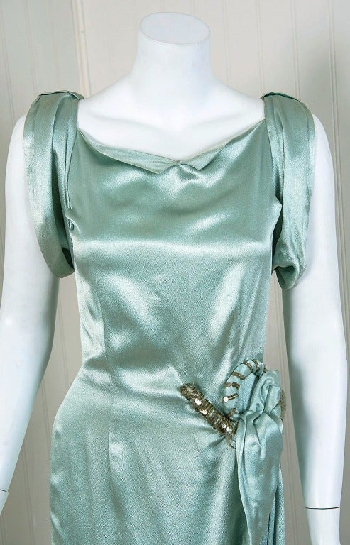 Ein atemberaubendes Kleid aus schimmernder Seidensatin in Meerschaumoptik aus der glamourösen 