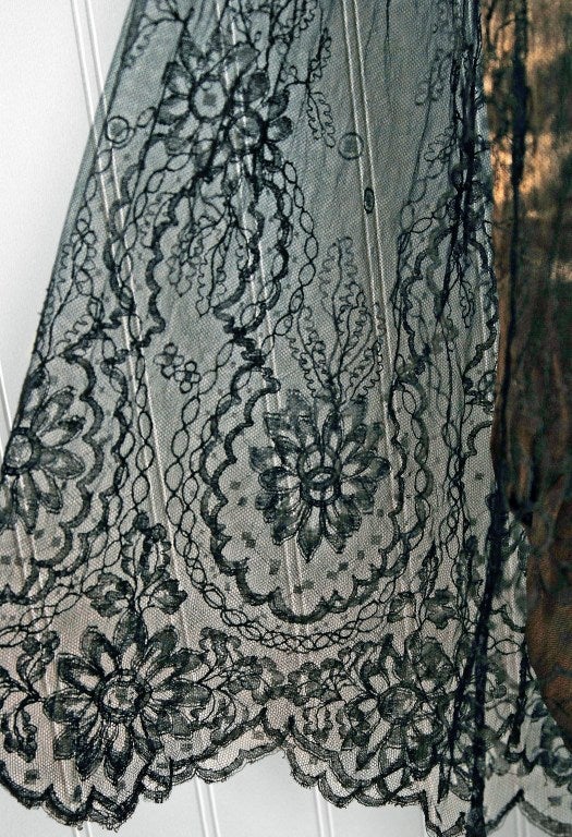 1910's Edwardian Gold-Lame & Sequin Beaded Chantilly-Lace Tea Gown In Excellent Condition In Beverly Hills, CA