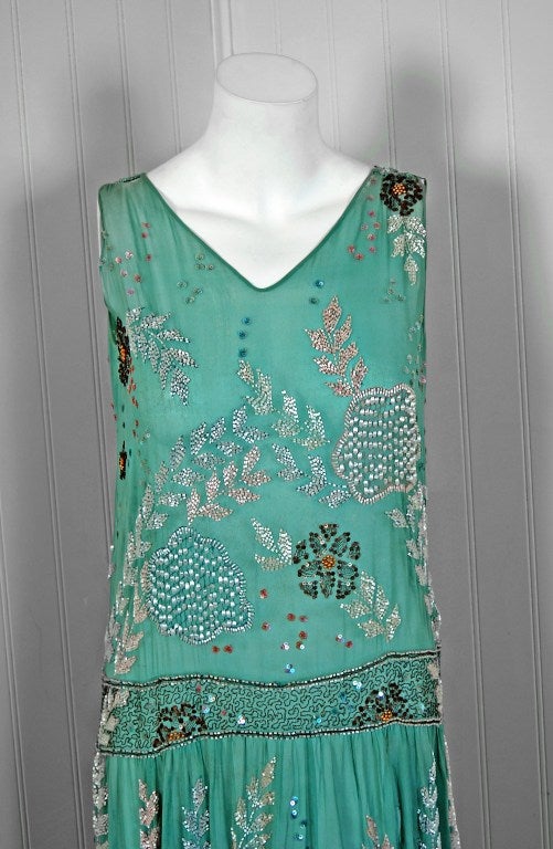 Atemberaubendes Seiden-Chiffon-Abendkleid in Museumsqualität aus den 1920er Jahren. Die ätherische türkis-blaue Farbpalette berührt unser kollektives ästhetisches Bewusstsein zutiefst. Als Modeliebhaber werden wir nie müde:: antike Perlenstickereien