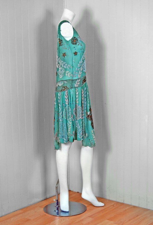 1920's Türkis-Blaues Perlen Pailletten Metallisch Gefädeltes Scenic Flapper Kleid Damen