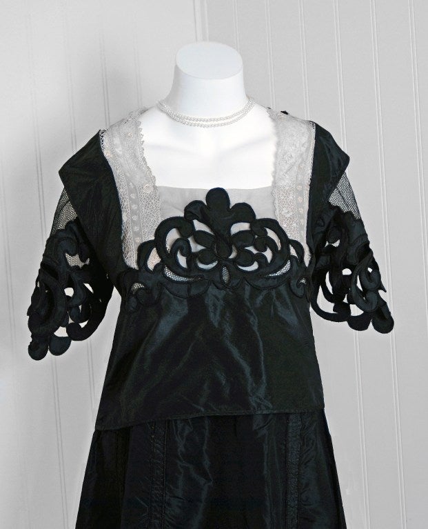 Women's 1920's Elegant Black Cut-Out Deco Silk Taffeta & Irish-Crochet Flapper Dress