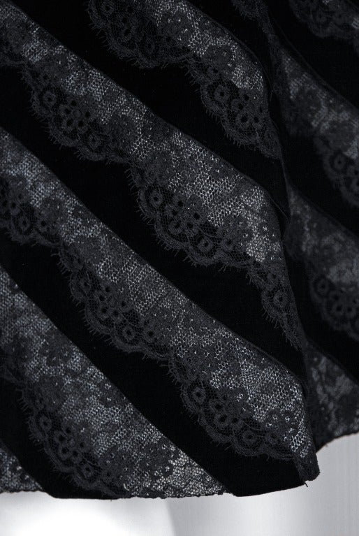 Noir Calabri - Robe de soirée vintage haute couture italienne en velours noir et dentelle festonnée, années 1950 en vente