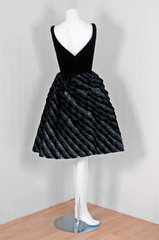 Vintage 1950er Calabri Italienische Couture Vintage Partykleid aus schwarzem Samt und Spitze mit Wellenschliff im Zustand „Gut“ im Angebot in Beverly Hills, CA