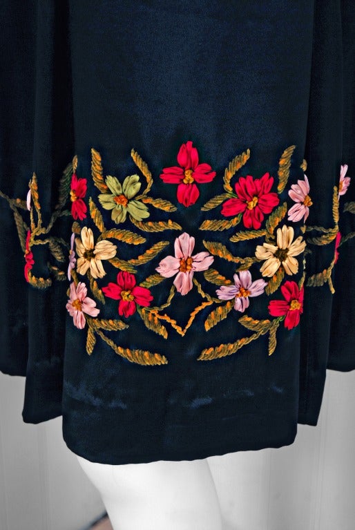 1920's Elegant Floral Embroidered Black Satin Poet-Sleeves Deco Flapper Dress In Excellent Condition In Beverly Hills, CA