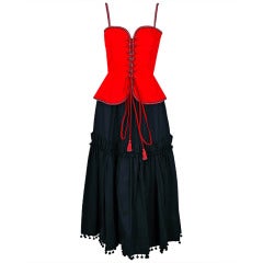 1976 Yves Saint Laurent Runway Ruby-Red & Corset noir Robe paysanne Ensemble
