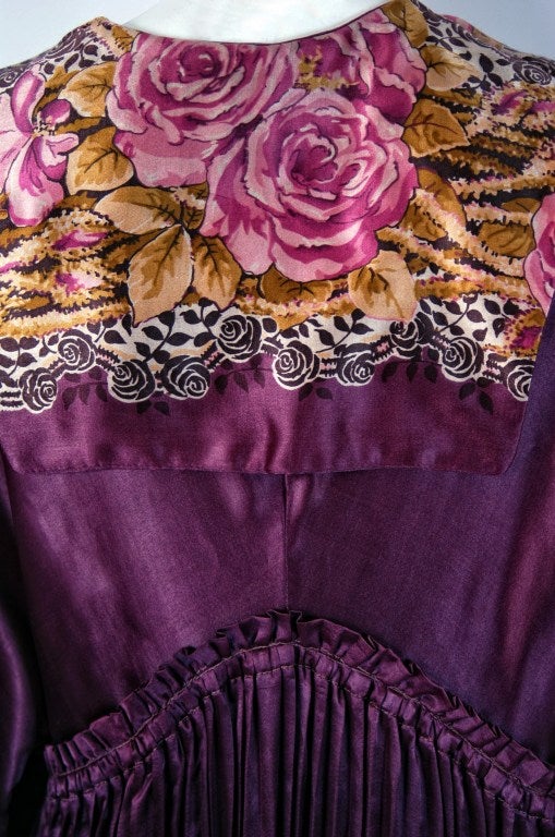 1910's Edwardian Purple-Roses Pleated Print Silk Art-Nouveau Boudoir Jacket  In Excellent Condition In Beverly Hills, CA