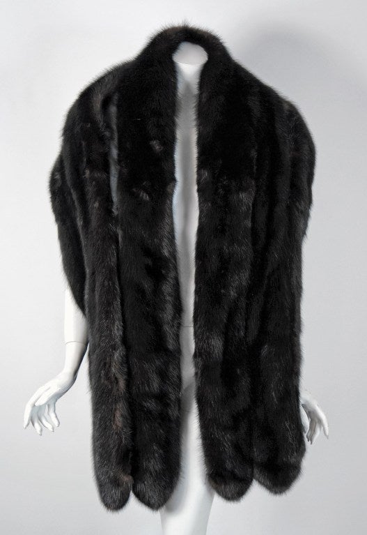1960's Elegant Black Diamond Mink-Fur Scalloped Long Wrap Shawl Stole In Excellent Condition In Beverly Hills, CA
