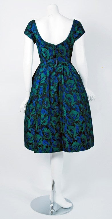 Bleu Michael Novarese Couture - Robe sculptée en brocart de soie à fleurs bleues et vertes, années 1950 en vente