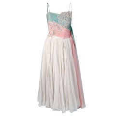 1950's Anne Verdi Elfenbein-Weiß Perlenbesetztes Chantilly-Spitze & Gerüschtes Seiden-Chiffon Kleid