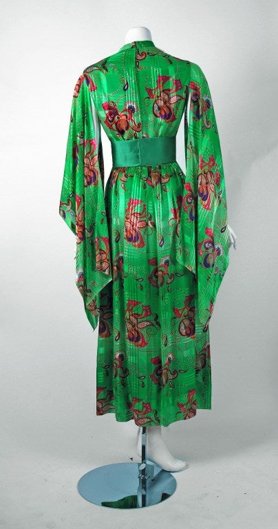 1970's Mollie Parnis Emerald-Green Print Silk Winged Kimono-Sleeves Dress Gown In Excellent Condition In Beverly Hills, CA