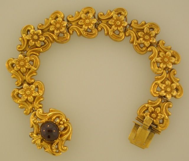 Victorian 15ct Gold Repousse Work w/Cab-Garnet Bracelet