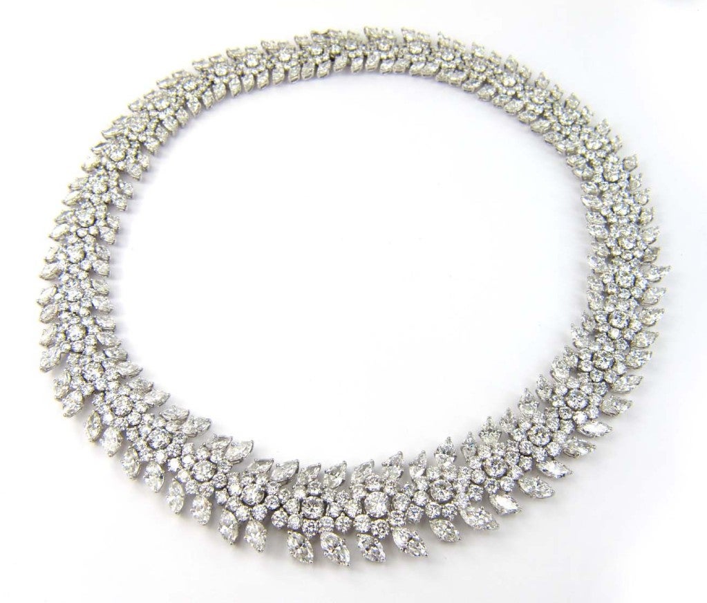 A remarkable Platinum necklace. The total weight of the Necklace is 146.4 grams. The Necklace is 17
