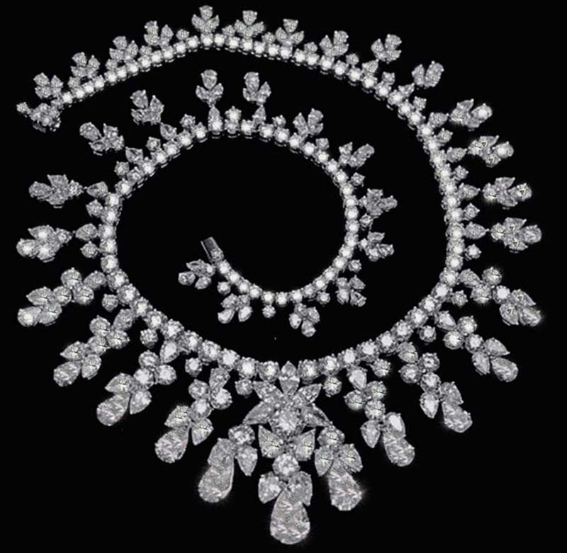 This precious jewelry piece features F color and VS clarity diamonds that total 101 carats.The diamonds is in excellent condition.