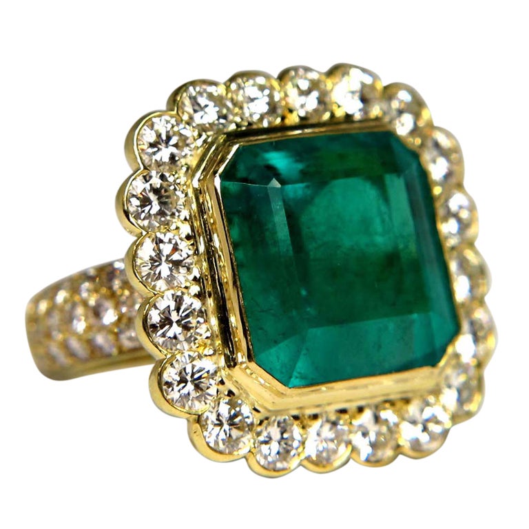 Fine Columbian Emerald 17.50 carats Diamond Gold Set Ring For Sale