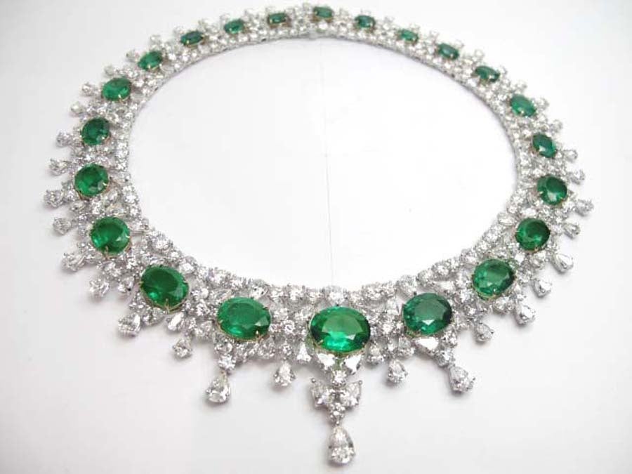 Magnificent Platinum Diamond Emerald Necklace.The weight of the emeralds are 98.16 carats and the weight of the diamonds  are  88.7 carats F color VS clarity.