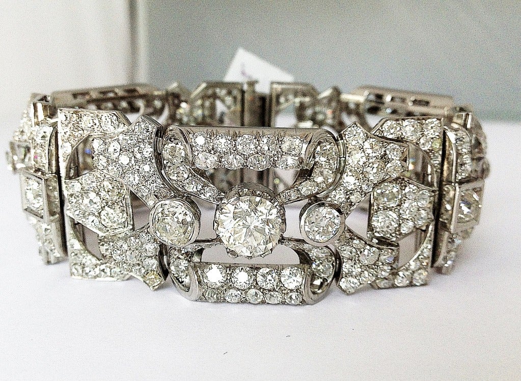 Important platinum and est: 36 carats diamonds cocktail bracelet. Center diamond VS1/K 2.53, two sides total 4.35, 
 carats. 
This piece is bold and superbly articulated, a generous 7 inches in length, real head turner. 
Magnificently paved with