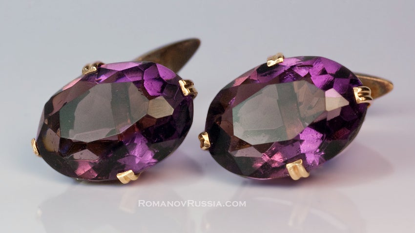 A pair of gold Russian cufflinks set with two oval faceted Siberian amethysts with great royal purple sparkle.

Each amethyst is approximately 8.5 cts / 17 cts total weight.

The cufflinks were hand crafted in the city of Odessa between 1908 and