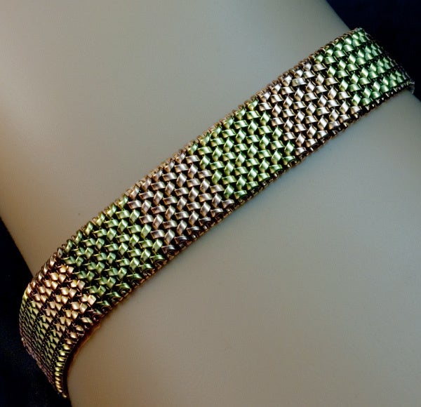 Russisches Netzarmband aus Grün- und Roségold 

Breite - 1 cm (3/8 in.)

Länge - 20::3 cm (8 in.)

Gewicht - 22::6 Gramm

Das Armband ist auf dem Verschluss mit 56 Zolotnik altem russischen Goldstandard (14K):: dem Symbol der Stadt Moskau und den