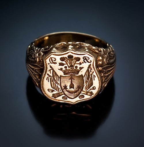 um 1840

Ein sehr seltener antiker russischer Wappensiegelring mit dem Wappen der Familie Yaminsky. 

Der geformte Schild des Rings zeigt in der Mitte das Yaminsky-Wappen:: umgeben von militärischen Trophäen - Fahnen:: Kanonen:: Kanonenkugeln und