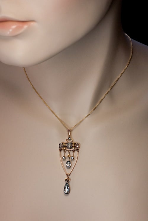 Dieser elegante Jugendstil-Anhänger aus Rosé- und Grüngold enthält graublaue Aquamarine mit verschiedenen Schliffen, die mit ziemlicher Sicherheit aus dem Uralgebirge stammen. Die größten Steine sind in Silber über 14-karätigem Gold