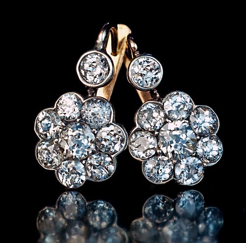 These Russian Imperial era diamond cluster earrings were made between 1908 and 1917 in Transcaucasia. Silver over 56 zolotnik gold (14K), eighteen old cut diamonds with an approximate total weight of 3.5 carats

height 2/3 in. (1,9 cm)

width