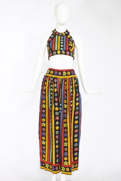 Donald Brooks Ensemble

Amazing and rare printed linen halter-neck crop top and maxi skirt. 

Three fabric covered buttons with loop closure secure the neck and back of the top. The neck measures 17