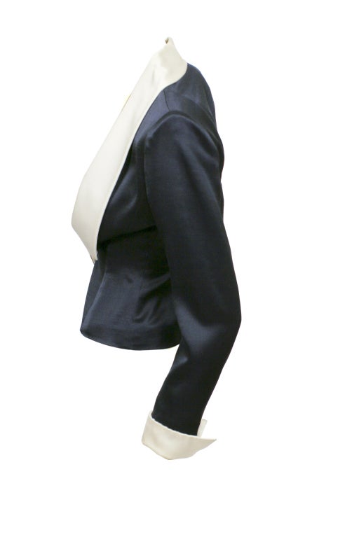 Patrick Kelly 1980s black and white tuxedo blazer. Menswear for women/ le smoking style. Single button closure. Excellent condition. Rare collector's piece.

Store Location:

DEVORADO
436 E.9th St.
NYC, NY 10009
Store Hours: Mon-Sat 12-7pm,