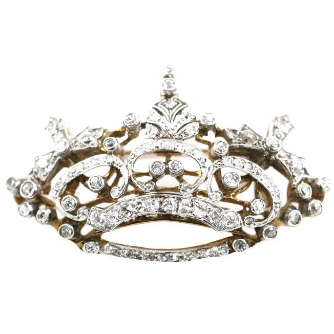 A crown of Diamonds of various size, set in curved lines, arrows and bows, comes to us in perfect condition from the Victorian years. The gems are set in round white 18kt gold collets whereas the remainder of the crown is yellow gold. This is