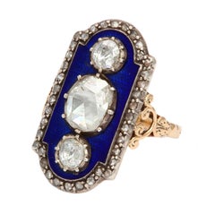 Eine auffallende Schönheit: Georgischer Ring mit drei Diamanten