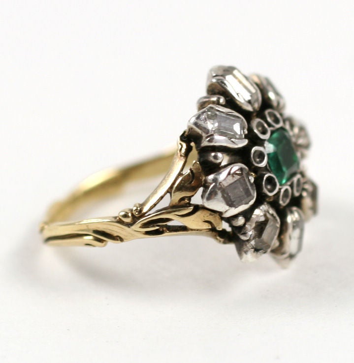 Wunderschöner georgianischer Ring mit Smaragd und antiken Diamanten Damen