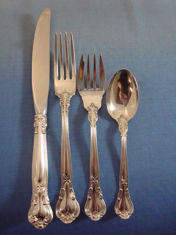 This Chantilly by Gorham Sterling Silver 4-Piece Place Size Setting includes the following pieces:
1 Place Size Knife, 9 1/4