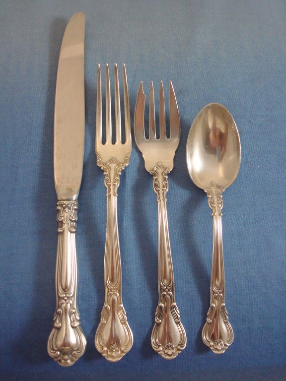 This Chantilly by Gorham Sterling Silver 4-pc Regular Luncheon Setting includes the following:

1 Knife, modern blade, 8 7/8