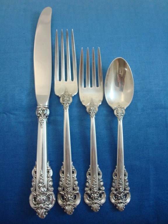 Issue Date: 1941
Designer : William S. Warren

This Grande Baroque by Wallace Sterling Silver 4-pc Regular Luncheon Place Setting includes the following pieces:

1 Knife, 9