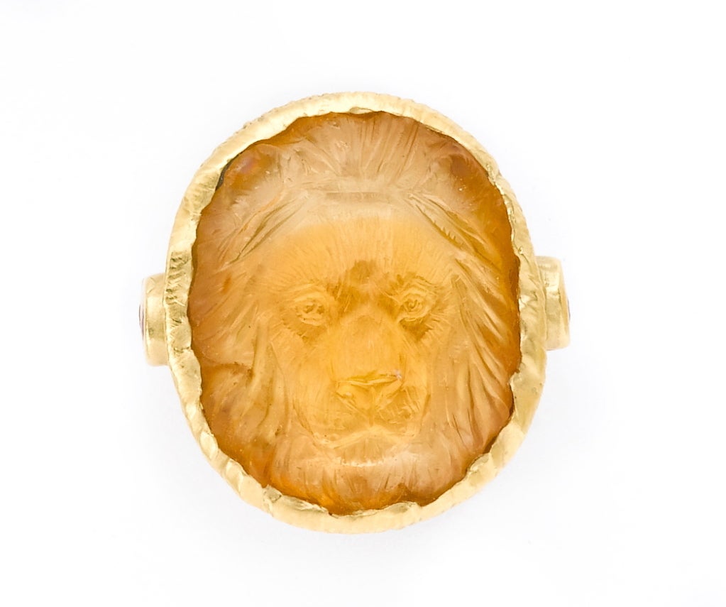 Hand geschnitzt von renommierten deutschen Schnitzer ist diese königliche Citrin Löwenkopf Ring in 18 Karat gebürstetem Gold mit 1,3 cts Rubin Eternity Band gesetzt. 

20×22 mm Steingröße. Ring Größe 8