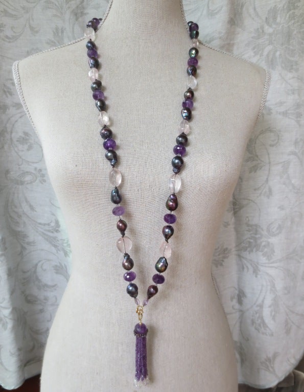 Large faceted amethyst beads, black baroque pearls and large rose quartz nuggets create this subtle and elegant sautoir necklace. The light color of the rose quartz highlights the facets of the amethyst beads and the iridescence of the black pears